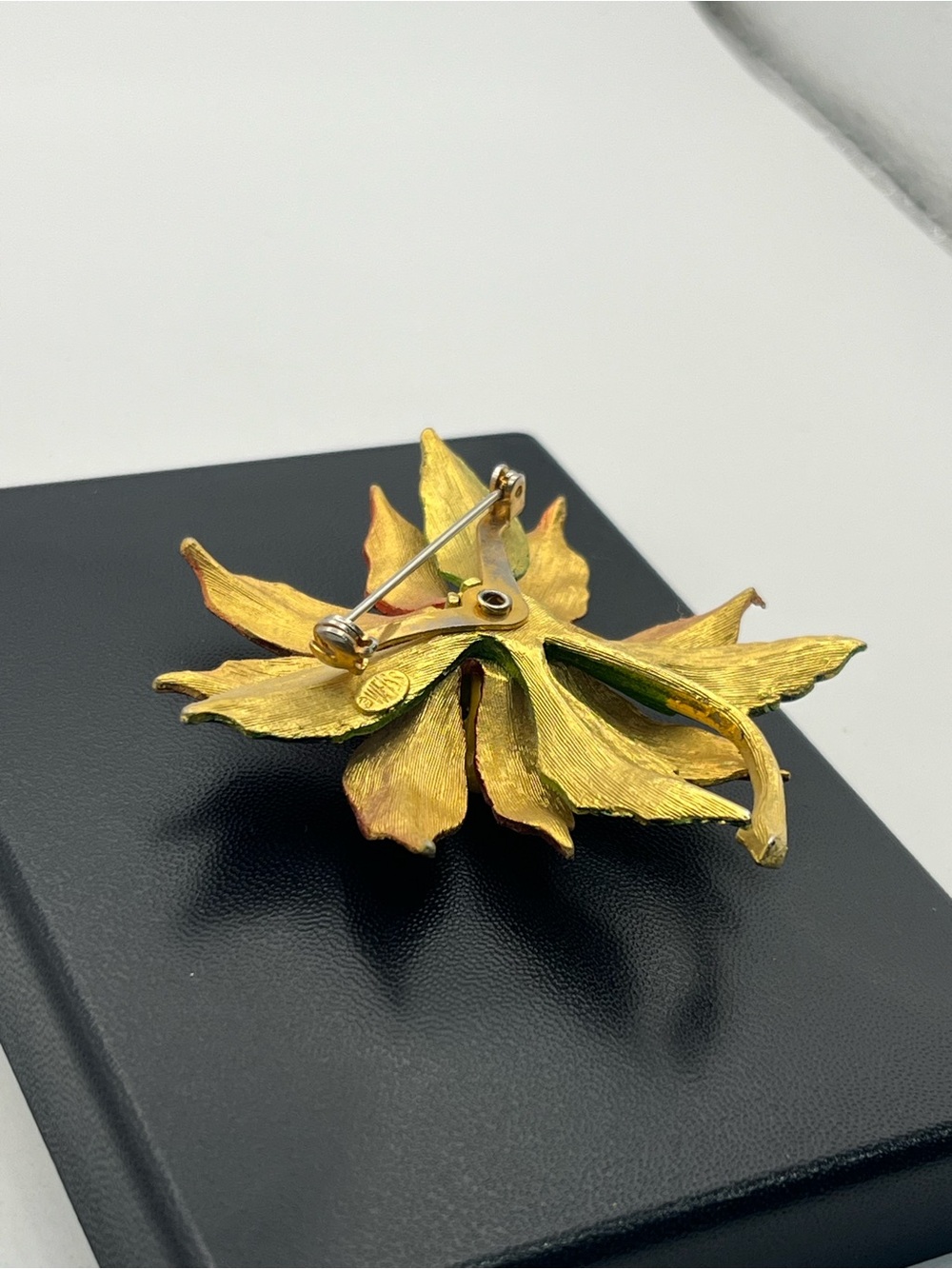 Weiss poinsettia flower red green enamel gold tone brooch pin vintage Christmas - Picture 13 of 15